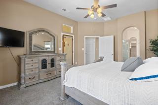 Spacious 4BR 3BA Home KING Suite Pool Sleeps 8 - Bakersfield - 1