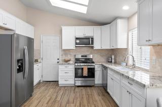 Modern Southwest Escape 2 Master Bedrooms - Bakersfield - 1