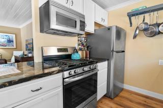 Chipmunk House - Magical Boulder Bay cottage within a picturesque setting! - Big Bear Lake - 4