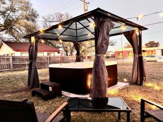 King, Gazebo & Private HotTub~ WestWichita - 0