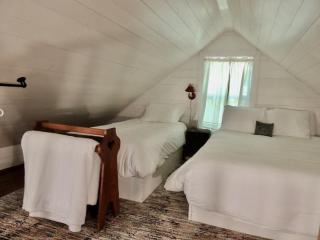 Lakefront Cottage by Country House Escapes - 5