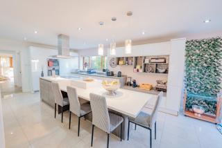 Spacious 7 Bedroom 5 Bathroom Mansion with Parking - 6