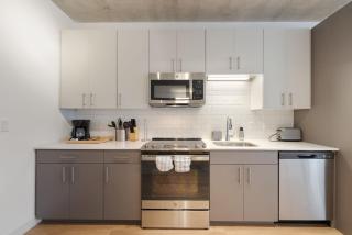 Sophisticated 4BR Suite - Modern and Luxurious - Chicago - 1