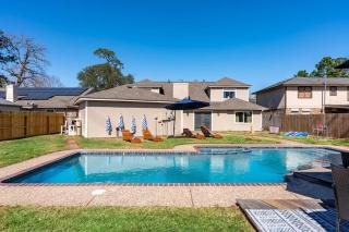 Houston Escape Heated Pool Cabana & Game Room - 9