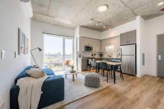 4BR Modern Gem Sleek Bright & Central - Chicago - 5