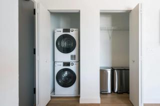 4BR Modern Gem Sleek Bright & Central - Chicago - 2
