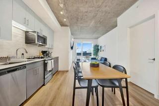 Group-Ready 3BR Sleek Design & Great Location - Chicago - 0