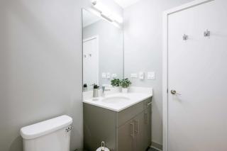Modern 4BR City Retreat with Stunning Views - Chicago - 1