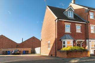 Comfortable 4 Bed Modern Townhouse with Parking - Long Eaton - 9