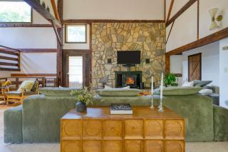 Historic Barn Retreat w Pool Pond Views Longview Pond Lodge by AvantStay - Clinton Corners - 4