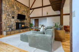 Historic Barn Retreat w Pool Pond Views Longview Pond Lodge by AvantStay - Clinton Corners - 5