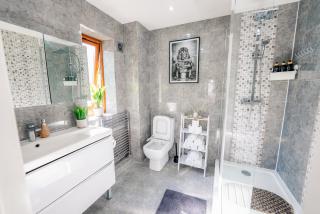 Spacious 7 Bedroom 5 Bathroom Mansion with Parking - Cardiff - 5
