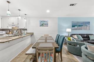Short Walk to The Beach! Community Pool! Sleeps 8! - 2