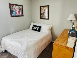 Charming Walled Lake MI Cottage - 3