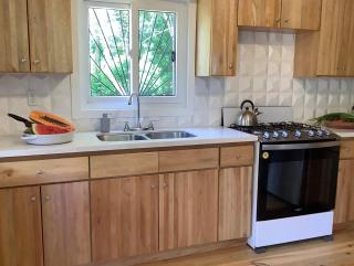 Located In A Quiet Corner Of West End Village Hub Of Roatans Tourism Center, - West End - 2