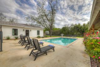 Schubert Inn Cottage - Pool - Walk to Main St - Fredericksburg - 3