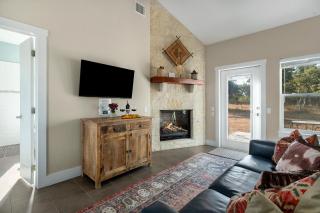 Luxury Cottage with Views Fireplace & Grill! - Fredericksburg - 1