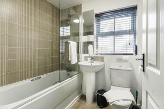 Comfortable 4 Bed Modern Townhouse with Parking - Long Eaton - 5