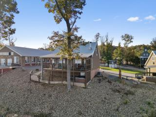 Attitude Adjustment Cabin with hot tub fire pit & indoor pool - Bryant - 0