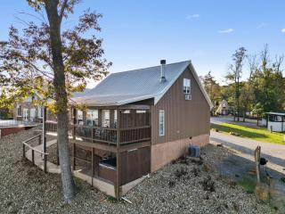 Attitude Adjustment Cabin with hot tub fire pit & indoor pool - 5