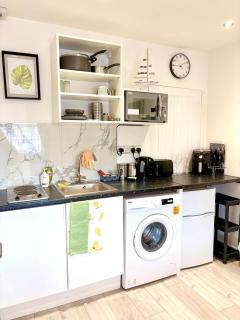 Double bed studio near airport - - 7