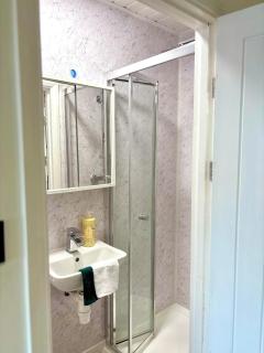 Double bed studio near airport - - 1