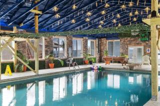 This is IT Cabin with a hot tub fire pit & indoor pool - Bryant - 8