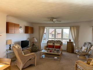 An immaculate 3 bedroomed apartment in Edinburgh's southside ideal for the festival - 2