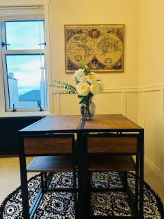 Stylish 2-Bedroom Modern Flat - Dundee - 9