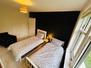 Stylish 2-Bedroom Modern Flat - Dundee - 6