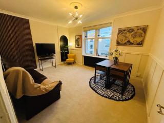 Stylish 2-Bedroom Modern Flat - Dundee - 1