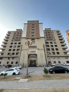 2-BHK Stay Minutes from the Airport & Motorway - 8