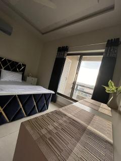 2-BHK Stay Minutes from the Airport & Motorway - 4