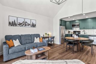 Mountain Views Balcony and Free Parking - 4