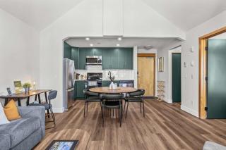 Mountain Views Balcony and Free Parking - Canmore - 2