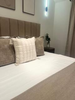 Charming two bedroom house - 9
