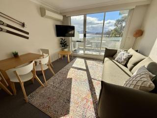Horizons 216 - Deluxe Lake Front Studio l Pool l Tennis l Air-Con - Jindabyne - 0