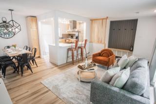 Play & Stay - Downtown Sleeps 10 - Edmonton - 0