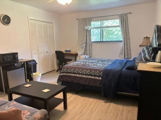 Private Entrance Room w bath & kitchenette - Not an Apartment - Gainesville - 9
