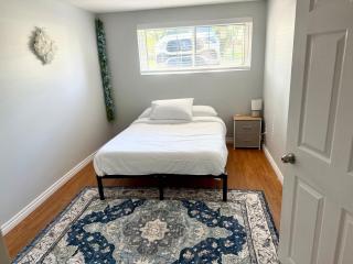 Cozy 4BR Near Park & Downtown - Lethbridge - 3