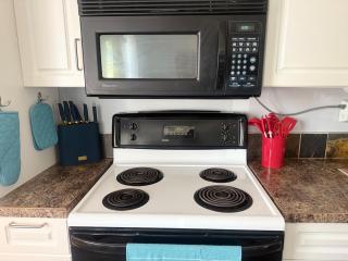 Cozy 4BR Near Park & Downtown - Lethbridge - 1