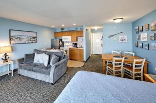 Oceanfront Studio - Sleeps 4 - Ground Floor - Pool and Hot Tub - 2