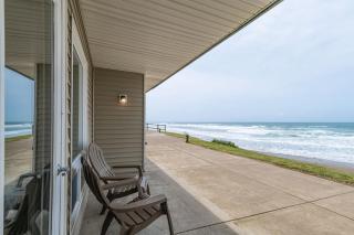 Pool and Hot Tub Ground Floor Studio - Oceanfront - Full Kitchen - Patio - 7