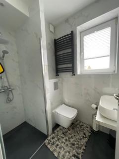 POKOJE i APARTAMENTY LIMONKA do plaży 900m STOCZNIOWCÓW 13 - Gdynia - 8
