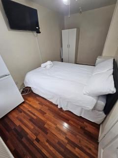 Tanners End Apartment - Edmonton - 4
