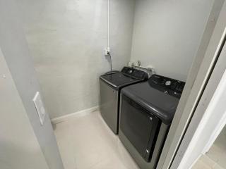 Spacious 4BR Home 5 Min from Hard Rock Stadium - 7