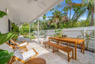 Cedar Villa - A Designer Pool House by the Beach - Palm Cove - 0