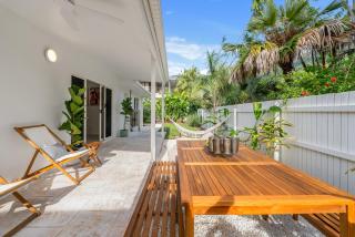 Cedar Villa - A Designer Pool House by the Beach - Palm Cove - 2