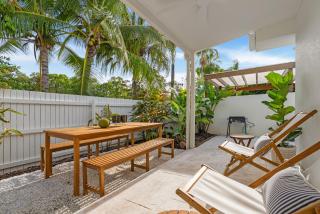 Cedar Villa - A Designer Pool House by the Beach - Palm Cove - 3