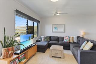 Acutterbove - Stradbroke Escape - Point Lookout - 1